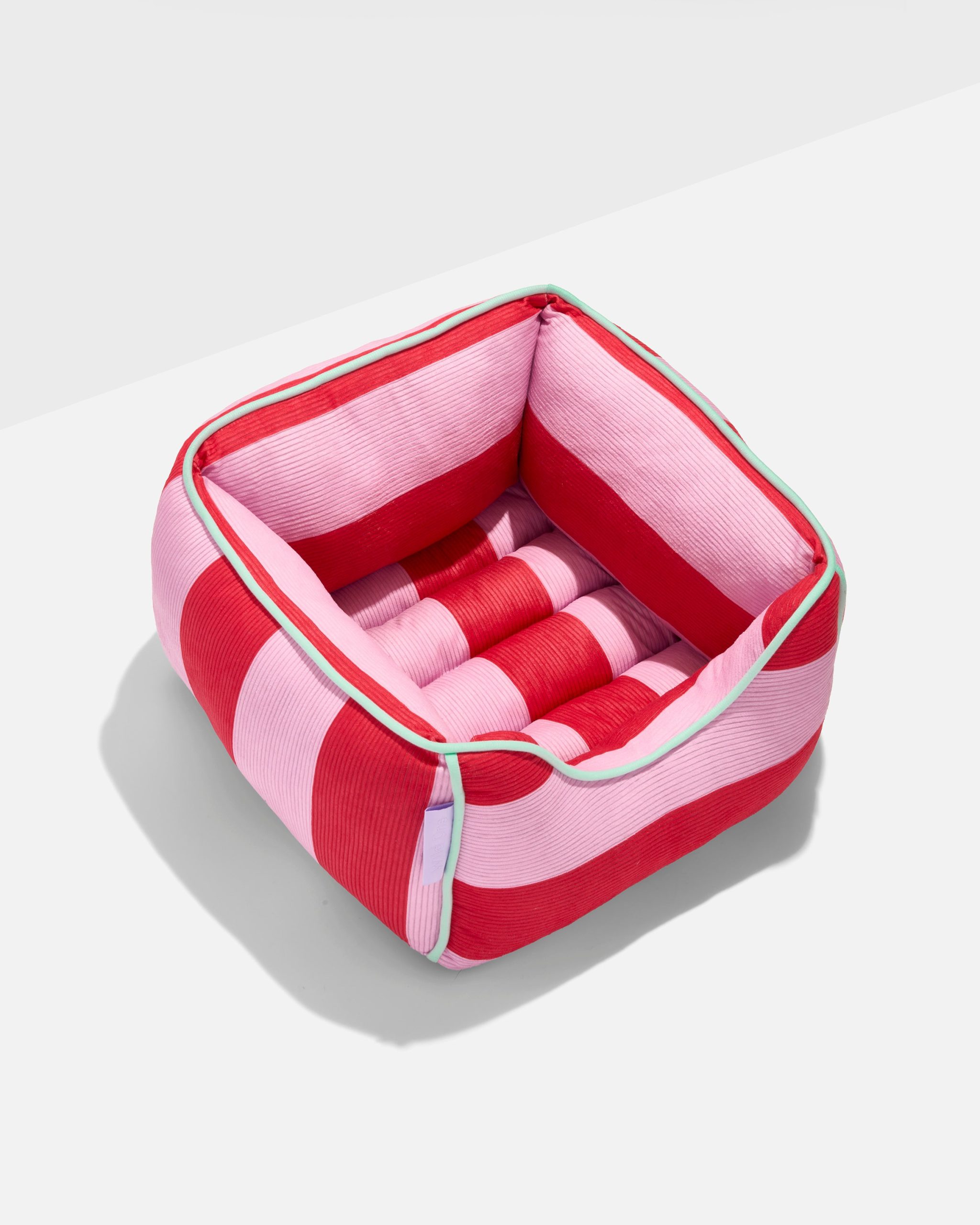WO_VM_Cat_Bed_Bubblegum_PDP_02_4x5_Web.jpg