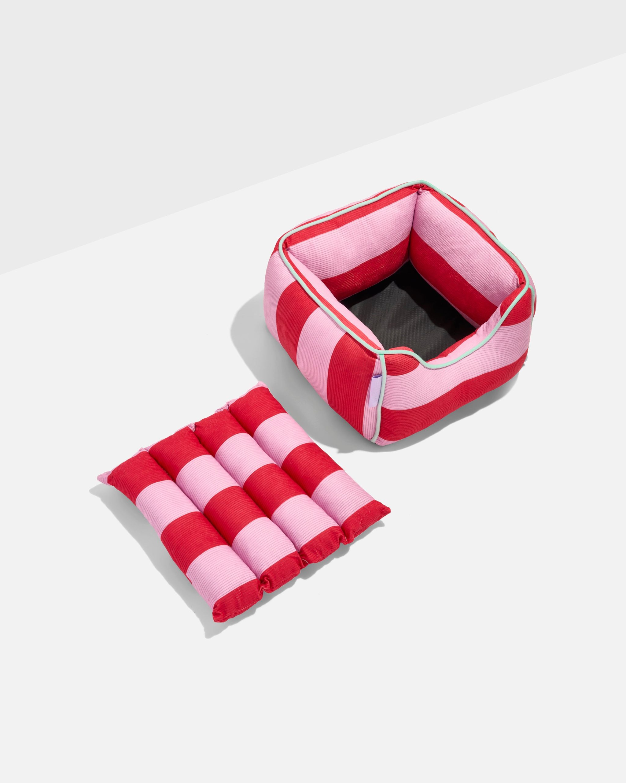 WO_VM_Cat_Bed_Bubblegum_PDP_05_4x5_Web.jpg