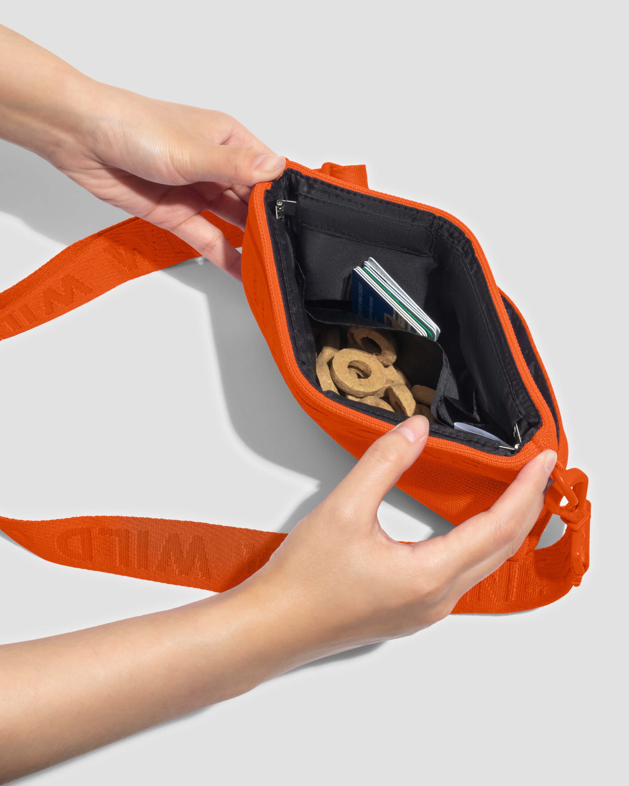 WO_VM_TreatPouch_Blaze_Function_Interior_PDP_01_4x5_Web.jpg